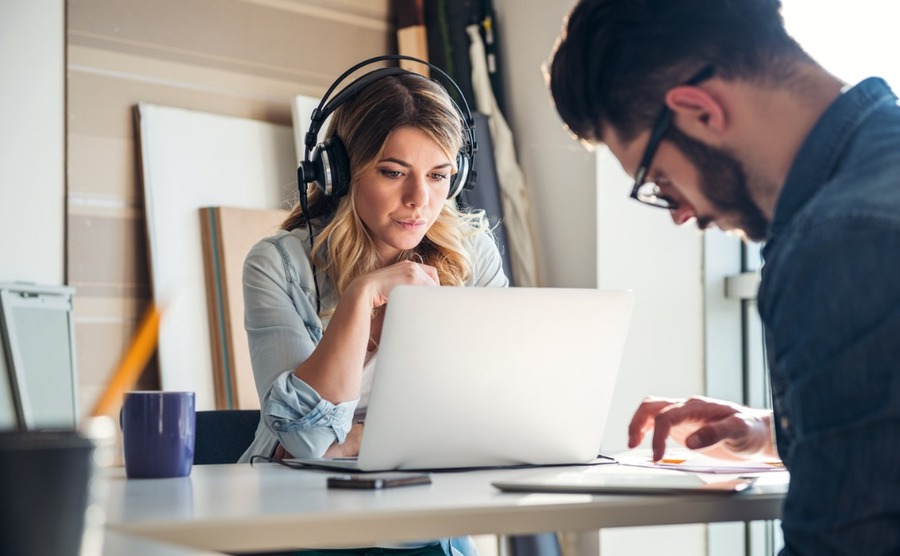 Musik hören am Arbeitsplatz Motivation und Entspannung